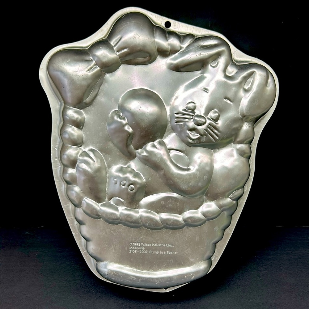 - Vintage 1998 Wilton Industries 2105-2037 “Bunny  In A Basket “ cake pan